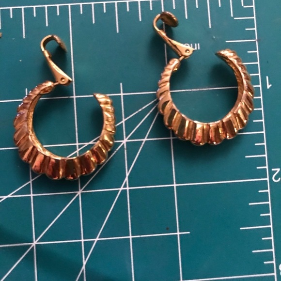 𝅺VINTAGE 80’s  gold tone clip on hoop earrings - Picture 5 of 6